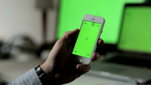 タッチスクリーン製品配置上の緑のモックアップ画面クロマキージェスチャーとスマートフォンでスクロール — ストック動画