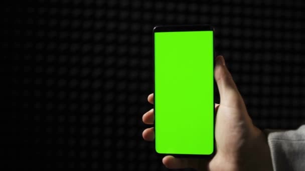 緑のモックアップ画面を持つスマートフォンビューのスワイプスクロールジェスチャーポイント ショットインターネットソーシャルネットワークのブラウジング — ストック動画