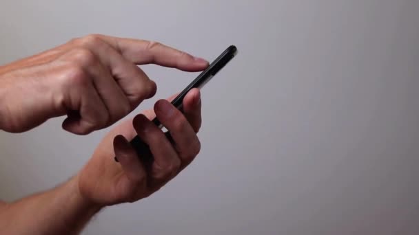 Mãos Masculinas Smartphone Rolando Mensagens Texto Mídia Social Navegando Line — Vídeo de Stock