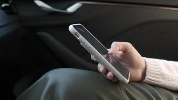 Recortar Mujer Irreconocible Utilizando Mensaje Texto Del Teléfono Viendo Contenidos — Vídeo de stock