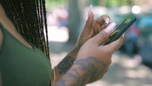 Close Typen Sms Browsen Scrollen Smartphone Van Aantrekkelijke Afrikaanse Amerikaanse — Stockvideo