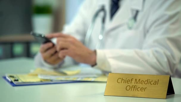 Hlavní Lékař Lékař Klepání Rolování Mobilní Telefon Nemocniční Kanceláři Vyhledávání — Stock video