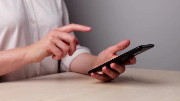 Fêmea Close Relaxa Casa Usando Smartphone Rolando Mensagem Texto Internet — Vídeo de Stock