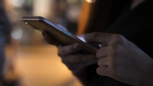 Fechar Rolagem Mão Telefone Segurando Telefone Usando Estilo Millennial Smartphone — Vídeo de Stock