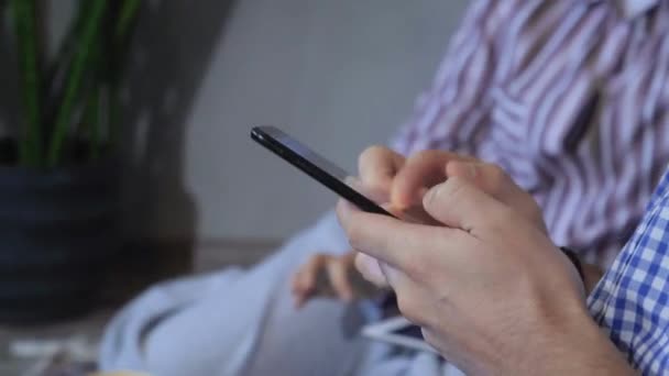 Κοντινό Πλάνο Κύλιση Χέρι Τηλέφωνο Κρατώντας Τηλέφωνο Χρησιμοποιώντας Κινητό Smartphone — Αρχείο Βίντεο