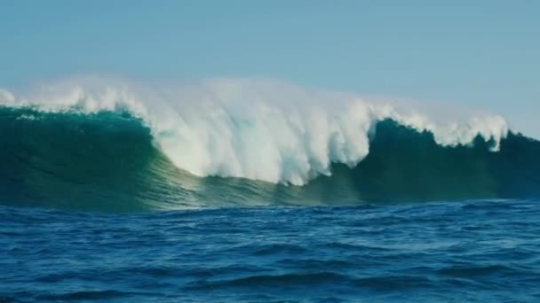Große Mächtige Ozeanwellen Brechen Natürliche Meer Ozean Hintergrund Lockige Welle — Stockvideo