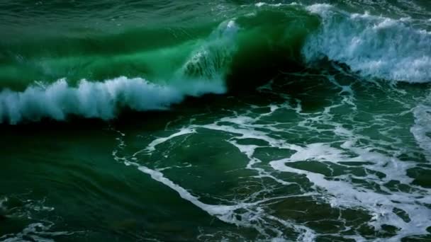 Zeitlupe Der Türkisfarbenen Wellen Ozean Breaking Wave Mit Sonnenlicht Abstrakter — Stockvideo