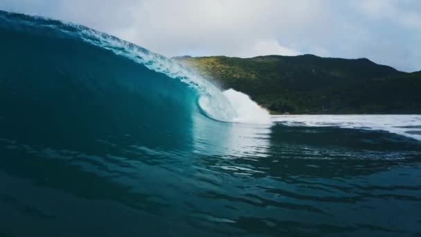 Повільний Рух Бірюзових Хвиль Океані Розбиваюча Хвиля Сонячним Світлом Абстрактний — стокове відео