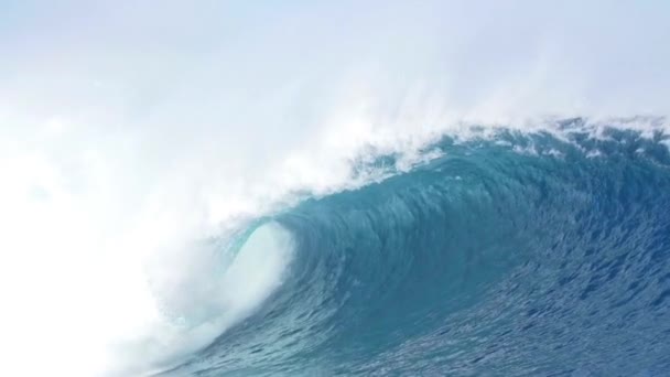 Große Schwere Welle Zeitlupe Bricht Auf Ein Flaches Riff Kraft — Stockvideo