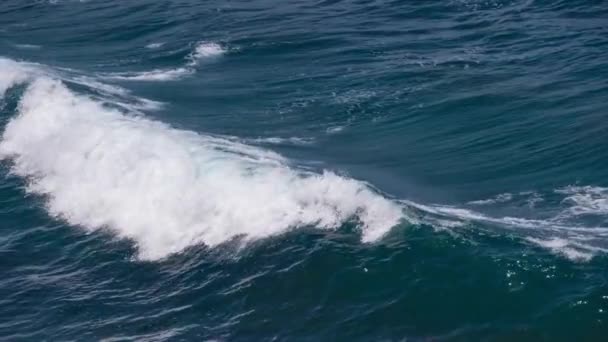 Blaues Meer Ozean Welle Spritzte Und Weißen Schaum Urlaub Surfen — Stockvideo