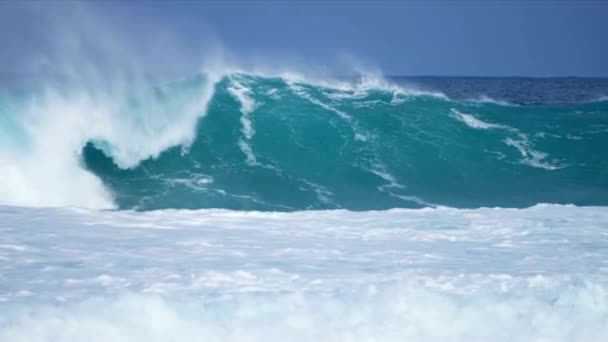 Große Schwere Welle Zeitlupe Bricht Auf Ein Flaches Riff Kraft — Stockvideo