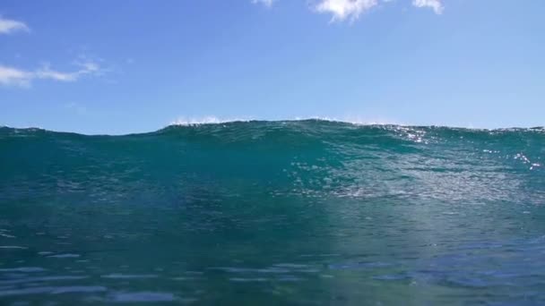 Mar Azul Océano Ola Salpicado Blanco Espuma Vacaciones Surf Exótica — Vídeos de Stock