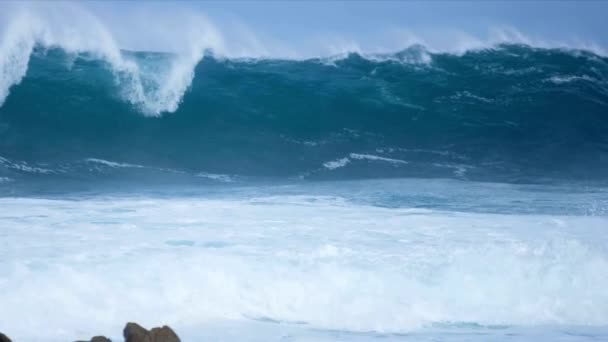 Slow Motion Surfer Blue Ocean Wave Prachtige Natuurlijke Achtergrond Geweldige — Stockvideo