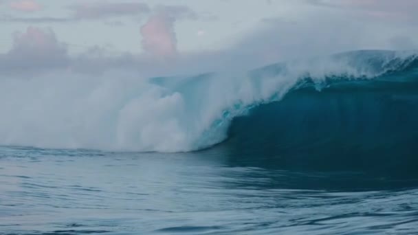 Riesige Rollende Wellen Treffen Stürmisch Auf Das Flache Riff Hard — Stockvideo