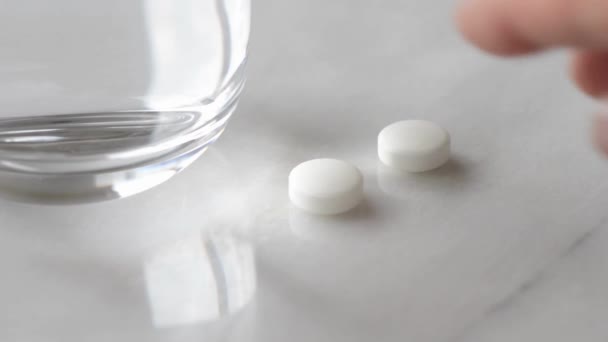 Persona Malata Che Assume Pillole Medicinali Dalla Farmacia Beve Acqua — Video Stock
