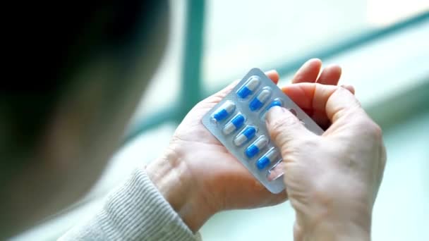 Kadının Yakın Çekim Elleri Toplayan Bir Paketten Ilaç Tabletini Çıkarır — Stok video