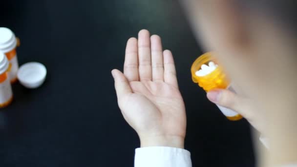 药物片 活体片和补充剂的包装 手拿着各种白色药丸放在手掌上 — 图库视频影像