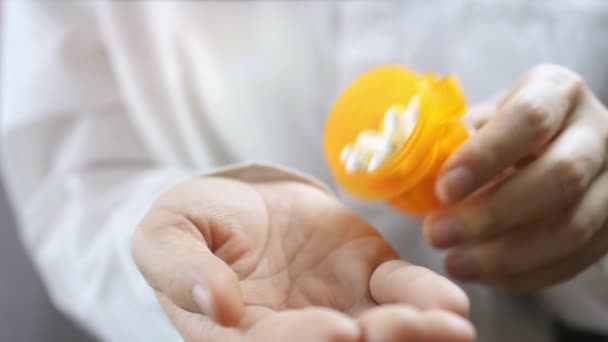 Nalévání Pilulek Lahvičky Léku Předpis Pozadí Užívání Příliš Mnoho Pilulek — Stock video