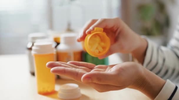 Tomar Pílula Medicamentos Prescrever Garrafa Mão Close Com Muitas Pílulas — Vídeo de Stock