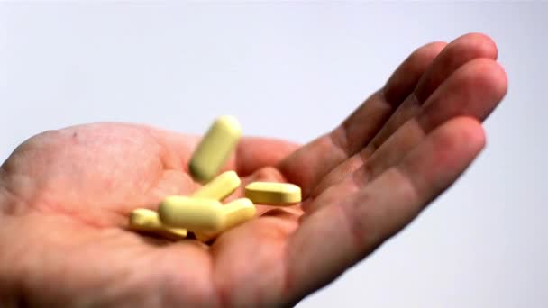 타블렛 비타민 보충제의 클로즈업 손바닥 종류의 알약을 — 비디오