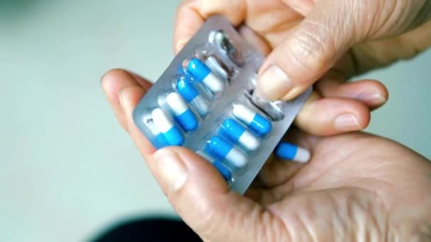 Detailní Záběr Rukou Ženy Vyjměte Tabletu Léku Blistru Užívání Tablet — Stock video