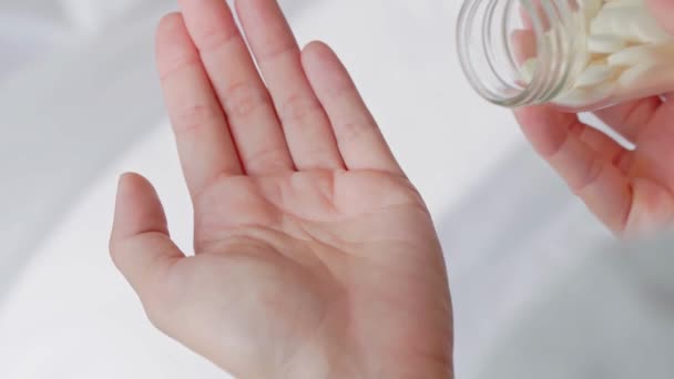 Mão Derramando Cápsulas Medicamentos Embalagem Garrafa Tomando Medicina Farmácia Cuidados — Vídeo de Stock