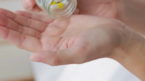 Zbliżenie Strzelać Kobieca Ręka Pigułki Kobieta Domu Biorąc Tabletki Witaminowe — Wideo stockowe
