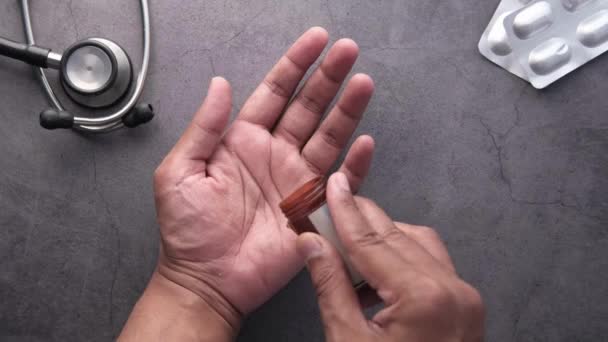 Здоров Літньої Людини Приймає Ліки Таблетки Крупним Планом Старші Руки — стокове відео