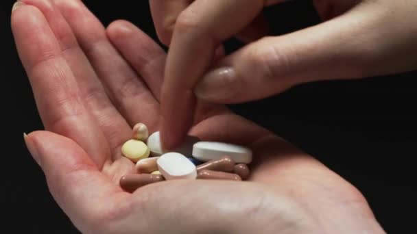 Droga Předávkování Koncept Mnoho Pilulek Makro Ruky Držení Několik Pilulek — Stock video