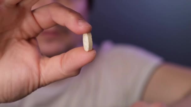 Gros Plan Homme Prenant Eau Potable Pilule Ronde Blanche Prendre — Video