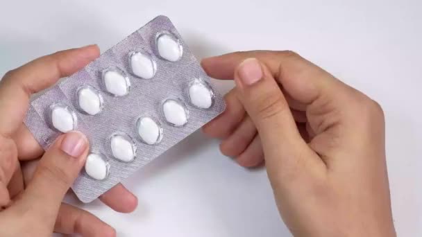 Больной Женщины Руки Принимать Таблетки Выпивает Каждый День Витамины Здоровых — стоковое видео