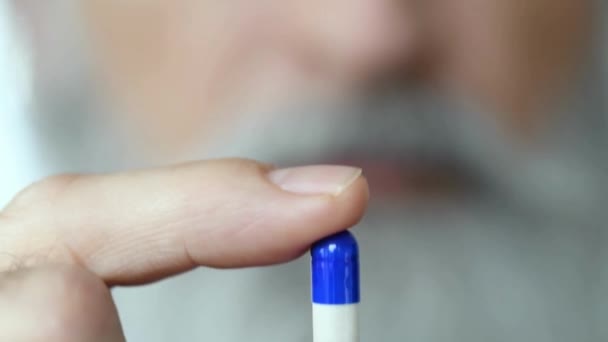 Primo Piano Volto Sparare Uomo Prendendo Pillola Medicina Persona Anziana — Video Stock