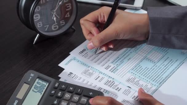 Verificação Formulários Fiscais Usando Uma Calculadora Caneta Preenchendo 1040 Formulário — Vídeo de Stock