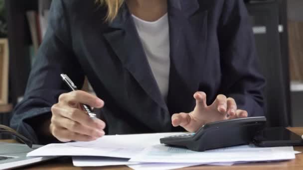 Mulher Verificando Formulários Imposto Usando Uma Calculadora Caneta Preenchendo 1040 — Vídeo de Stock