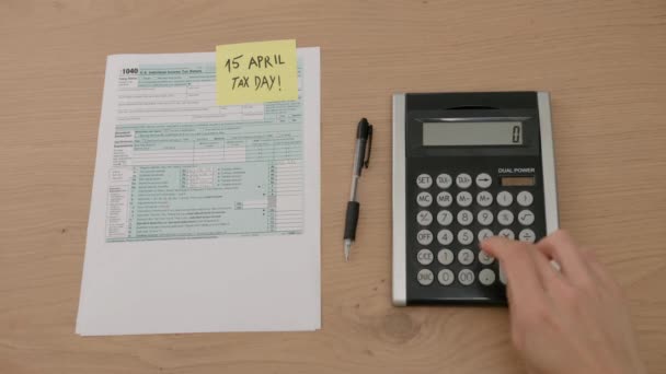 Het Invullen Van Amerikaanse Belastingformulier Papieren Individuele Inkomstenbelasting Calculator Close — Stockvideo