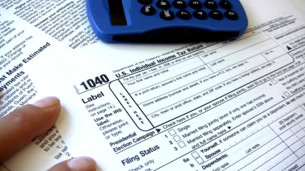 米国所得税申告書は計算機で1040用紙を形成します 米国における課税をする者 — ストック動画