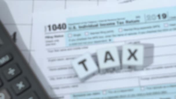 Income Tax Return Formulários 1040 Papel Com Calculadora Pessoa Que — Vídeo de Stock