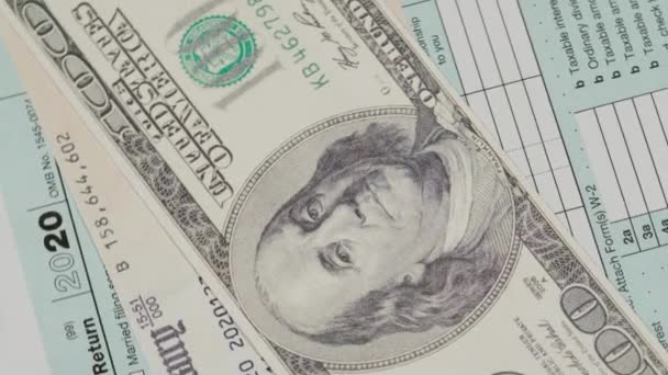 Papel Formulario Impuestos Blanco Con Dinero Efectivo Dólares Escritorio Informe — Vídeos de Stock