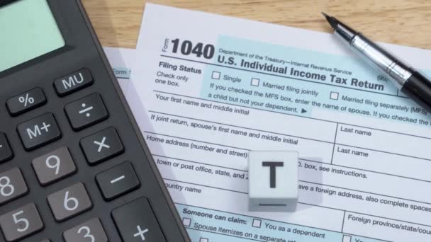 Vergi Mükellefleri Tarafından Kullanılan Yakın Plan Vergi Formu Yıllık Gelir — Stok video