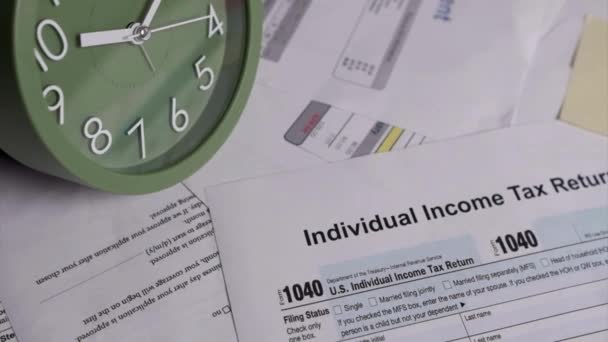 私たち個人所得税申告書1040 1120 9情報表計算機上の用紙 — ストック動画