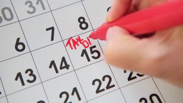 Persona Que Escribe Día Del Impuesto Calendario Abril Informe Financiero — Vídeo de stock