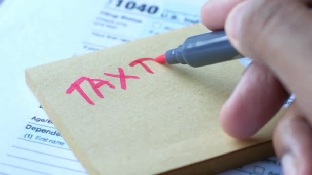 Persona Que Escribe Día Del Impuesto Notas Adhesivas Abril Informe — Vídeo de stock