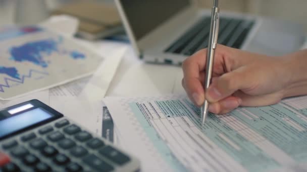 会计师正在办公室财务上计算公司的年度税收和个人所得税表 — 图库视频影像