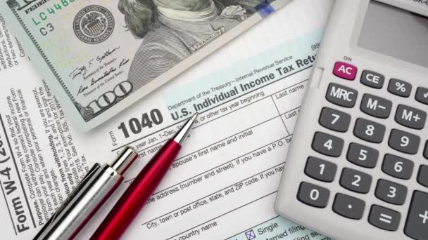 Income Tax Return Forms 1040 Paper Calculator Persona Que Llena — Vídeos de Stock