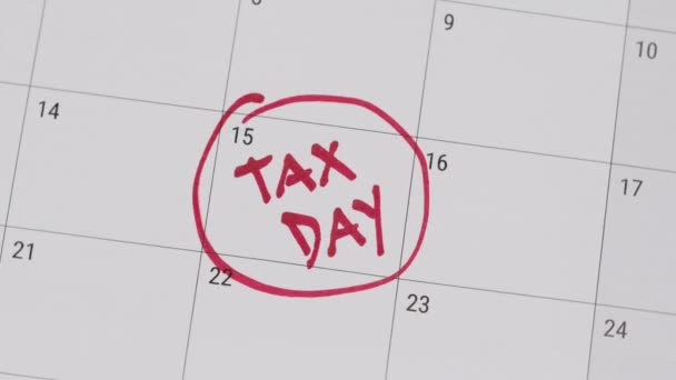 Πρόσωπο Που Γράφει Φορολογική Ημέρα Στο Ημερολόγιο Απριλίου Ατομική Δήλωση — Αρχείο Βίντεο