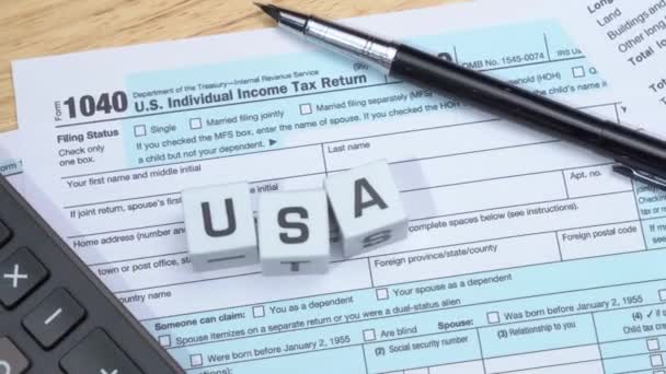 税金日米国税フォーム 私たち営業所得オフィス空白の記入紙の概念借金の支払い金融お金 — ストック動画