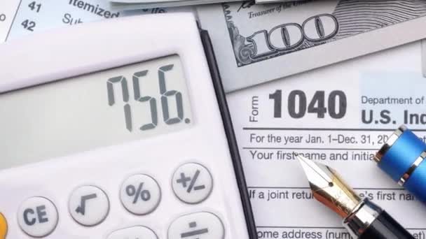 Income Tax Return Формирует 1040 Бумаги Калькулятором Человек Заполняющий Налогообложение — стоковое видео