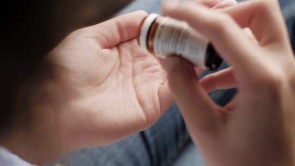 Zieke Vrouw Die Pillen Slikt Drinkt Dagelijks Gezonde Vitamines Achtergronden — Stockvideo