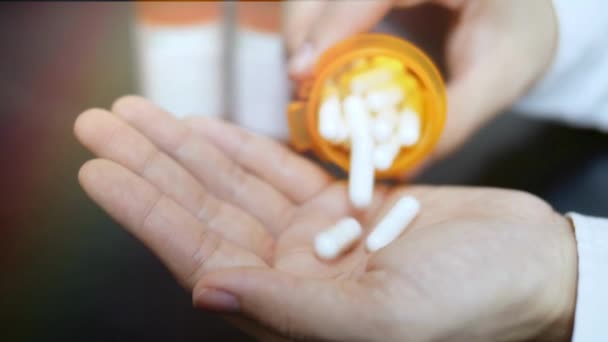 Muž Bere Pilulky Vitamíny Nebo Léky Tablety Ruce Různé Bílé — Stock video