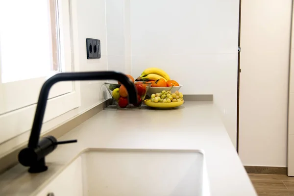 Modern Beyaz Mutfak Konsepti Meyveli Kaseler — Stok fotoğraf